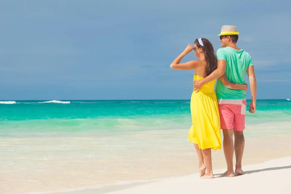 Couple de plage marchant sur voyage romantique vacances lune de miel vacances d'été romance. Jeunes amoureux heureux, Cayo LArgo, Cuba — Photo