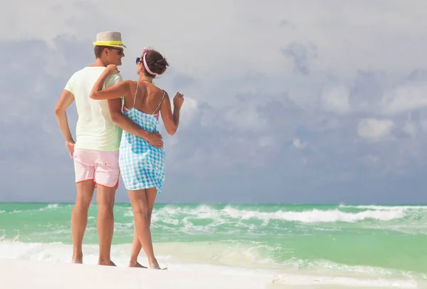 Attraente giovane coppia sulla spiaggia tropicale. Cayo Largo, Cuba — Foto Stock