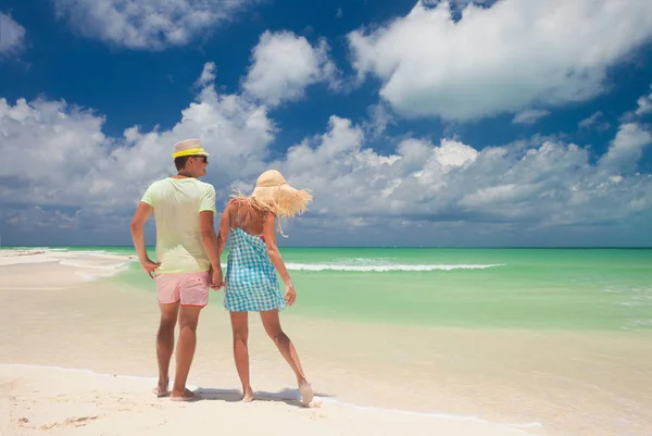 Atractiva pareja joven en la playa tropical. Cayo Largo, Cuba —  Fotos de Stock