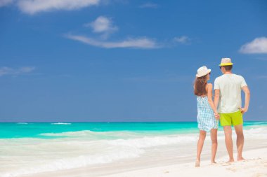 Tropikal Sahildeki Çekici Genç Çift. Cayo Largo, Küba