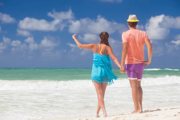 Plážový pár procházka po romantickém cestování líbánky dovolená letní prázdniny. Mladí šťastní milenci, Cayo Largo, Kuba — Stock fotografie