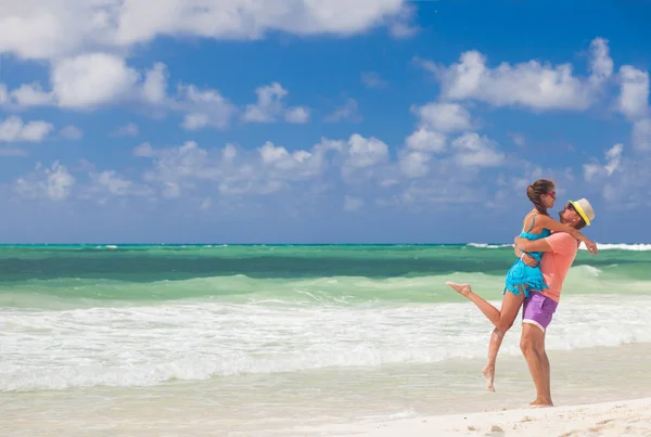 Strand par går på romantisk resa smekmånad semester sommarsemester romantik. Unga lyckliga älskare, Cayo Largo, Kuba — Stockfoto