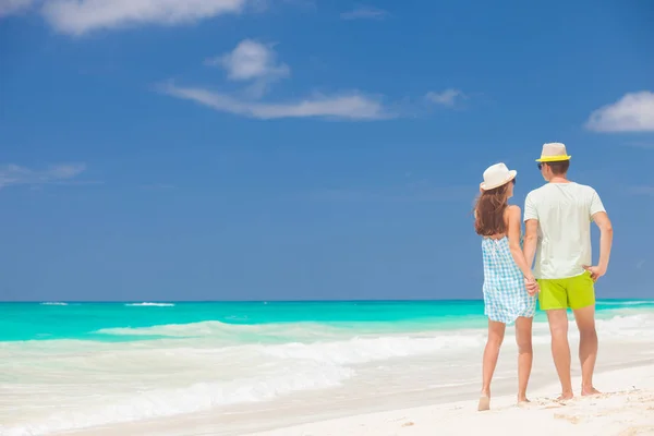 Casal jovem atraente em Tropical Beach. Cayo Largo, Cuba — Fotografia de Stock