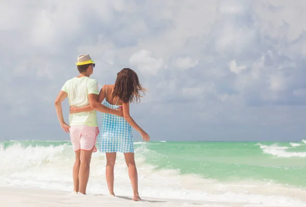 Atractiva pareja joven en la playa tropical. Cayo Largo, Cuba —  Fotos de Stock