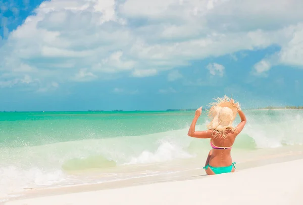 Giovane femmina godendo giornata di sole sulla spiaggia tropicale — Foto Stock