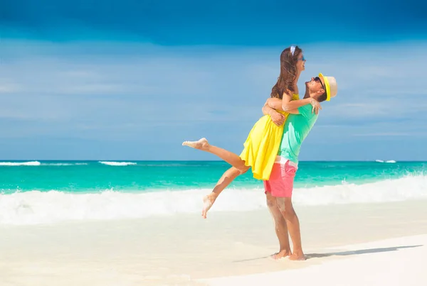 Playa pareja caminando en viajes románticos vacaciones de luna de miel vacaciones verano romance. Jóvenes amantes felices, Cayo LArgo, Cuba Fotos de stock libres de derechos