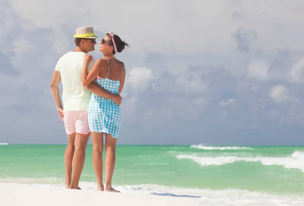 Attraente giovane coppia sulla spiaggia tropicale. Cayo Largo, Cuba — Foto Stock