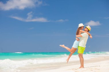 Tropikal Sahildeki Çekici Genç Çift. Cayo Largo, Küba