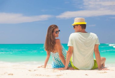 Tropikal Sahildeki Çekici Genç Çift. Cayo Largo, Küba