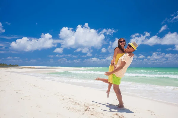 Atrakcyjna młoda para na Tropical Beach. Cayo Largo, Kuba — Zdjęcie stockowe