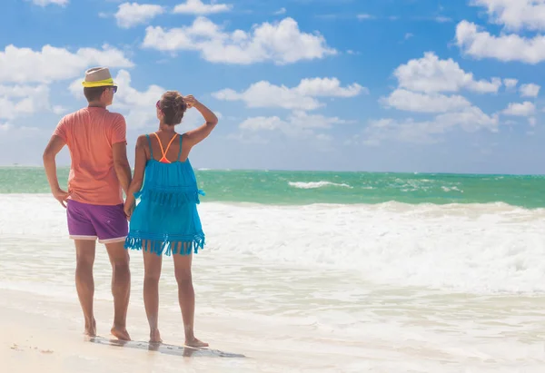 Playa pareja caminando en viajes románticos vacaciones de luna de miel vacaciones verano romance. Jóvenes amantes felices, Cayo LArgo, Cuba — Foto de Stock