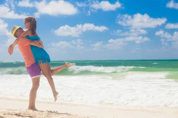 Plaj çift romantik seyahat balayı tatil yaz tatili romantizm yürüyüş. Genç mutlu aşıklar, Cayo Largo, Küba — Stok fotoğraf