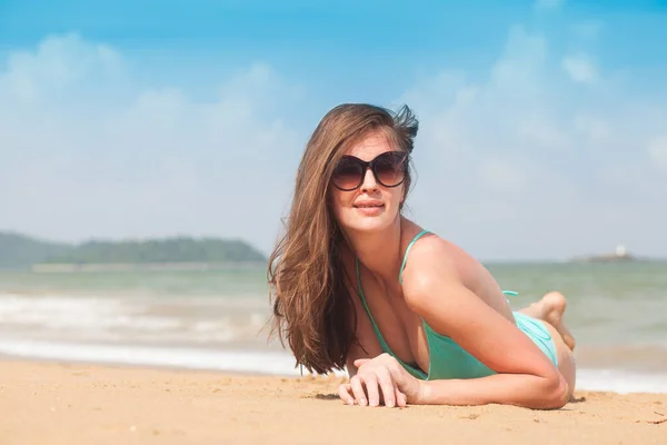 Junge Frau genießt sonnigen Tag am tropischen Strand — Stockfoto