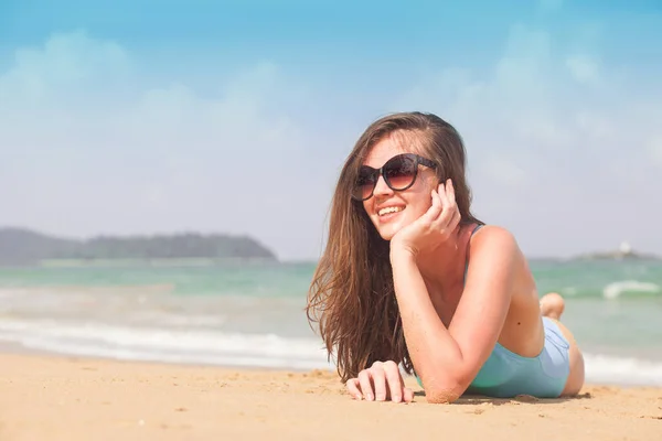 Jovem do sexo feminino desfrutando de dia ensolarado na praia tropical — Fotografia de Stock