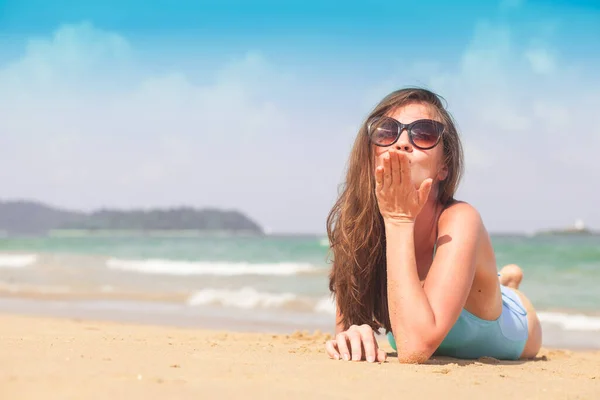 Jong vrouwtje genieten van zonnige dag op tropisch strand — Stockfoto