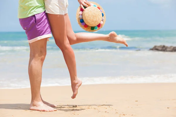 Pernas de jovem casal beijando na praia tropical turquesa Tailândia — Fotografia de Stock