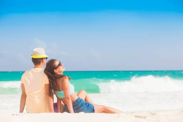 Plaża para siedzi na białym piaskiem plaży na romantyczny podróży miesiąc miodowy wakacje wakacje romans. Młodzi szczęśliwi Kochankowie, Cayo Largo, Kuba — Zdjęcie stockowe