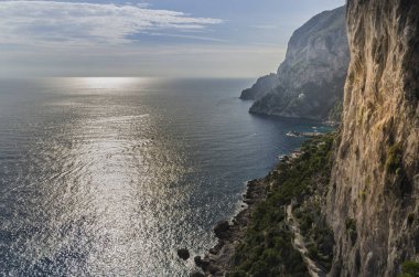 Amalfi coast uçurumlarda üzerinden Tiren Denizi görüntülemek.