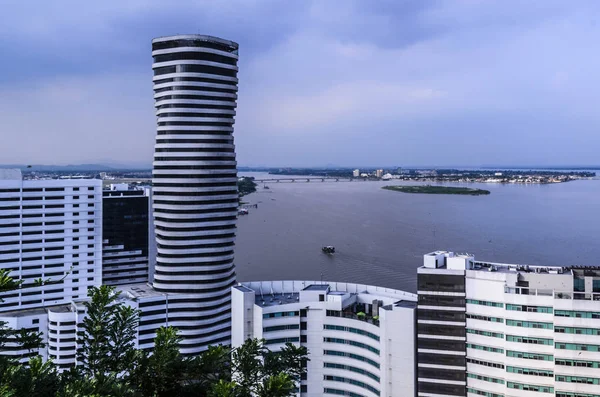 Em Guayaquil, ao lado de um dos edifícios mais altos e modernos — Fotografia de Stock