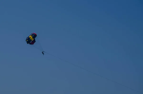 Fallschirme einfliegen und die Landschaft beobachten — Stockfoto