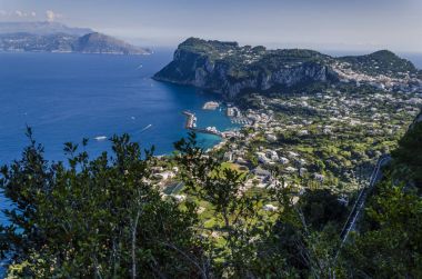 Adanın dağlarından görülen Capri Marina