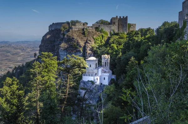 Widok na równinę od starożytnego miasta Erice i wieża o — Zdjęcie stockowe