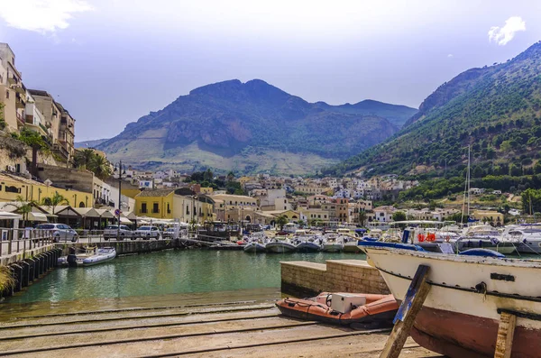 Uitzicht op de oude haven en het dorp van Castellammare del Golfo — Stockfoto