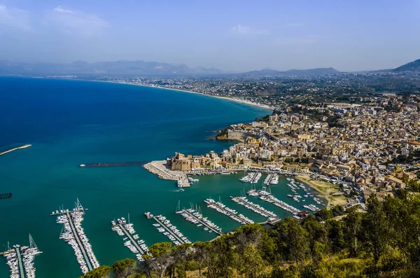 Vista aérea del antiguo puerto de Castellamare del Golfo y su — Foto de Stock