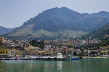 castellammare del golfo ve onun iskelesi kasabasını görünümünü
