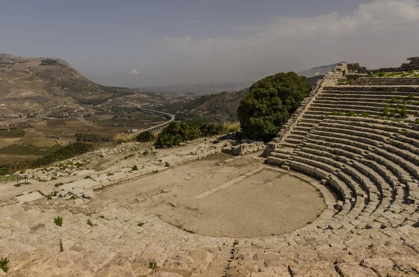 Amphithéâtre grec dans le parc archéologique de segesta — Photo