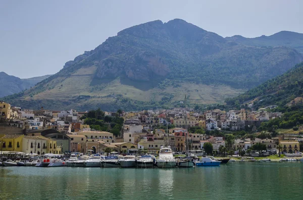 castellammare del golfo ve onun iskelesi kasabasını görünümünü