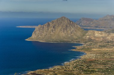 Erice Sicilya kıyılarının şehirden panoramik görünüm