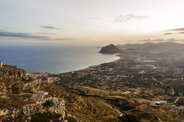 Costa siciliana e montanha de cofano vista da cidade de erice — Fotografia de Stock