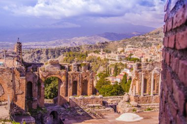 Taormina 'nın Yunan Tiyatrosu ve panoramik manzaralı kısmi manzarası