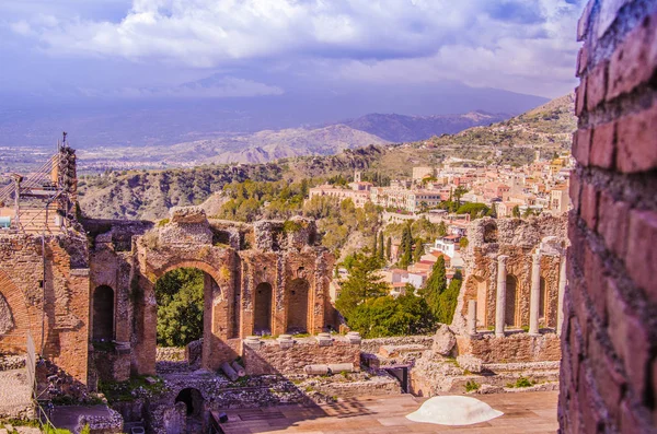 Vue partielle du théâtre grec de Taormine et vue panoramique — Photo