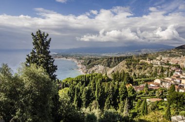 Deniz mavi dağlar bitki örtüsü volkanlar Sicilya tarihidir