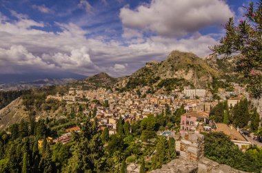 Taormina şehir, antik Yunan th üzerinden panoramik görünüm