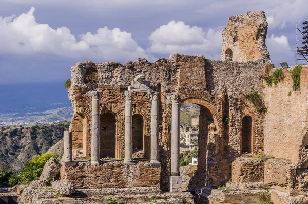 Théâtre taormina détail de scène avec paysage sicilien — Photo