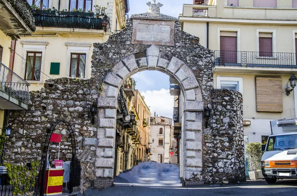 Main door of the city of taormina — Stock Photo, Image