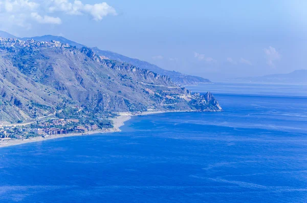 Costa montanhosa e praias sicilianas dentro e em torno de taormina — Fotografia de Stock