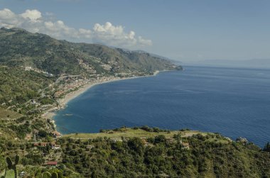 Taormina şehir Sicilya yükseklikte Akdeniz kıyılarında