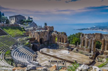 Taormina tiyatro ve Akdeniz geri manzarayı