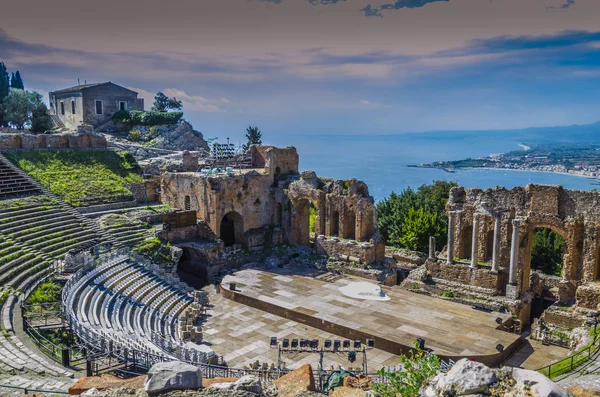 Vista panorâmica do teatro de taormina e mediterrâneo de volta — Fotografia de Stock