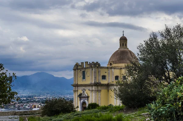 Iglesia de la ciudad de Milazzo y montañas de fondo —  Fotos de Stock