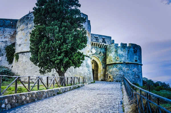 Calle de entrada al castillo norman milazzo sicily — Foto de Stock