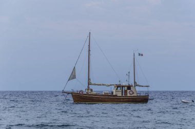 Panarea Adası'nın sahilinde yelkenli