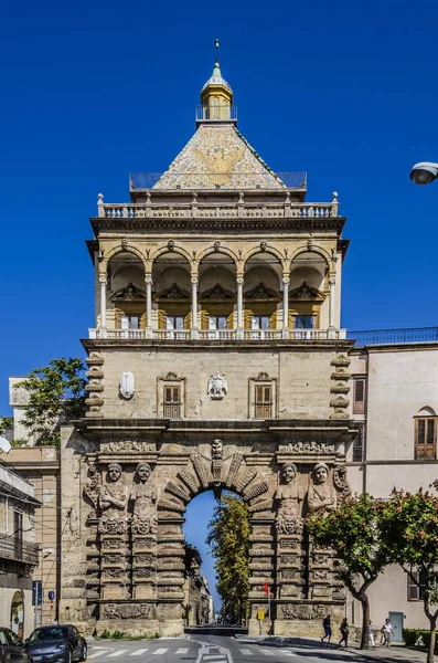 La llamada nueva puerta en la ciudad de Palermo —  Fotos de Stock