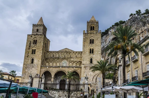 Fachada de la iglesia principal de cefalu sicilia — Foto de Stock