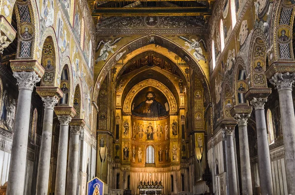 Vista interior da nave principal da catedral da cidade de m — Fotografia de Stock