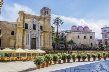 Palermo Piazza Bellini ve onun kilise